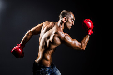Fototapeta na wymiar Młody człowiek z rękawice bokserskie