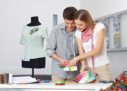 Modedesigner bei Farbauswahl