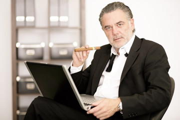 Geschäftsmann mit Zigarre