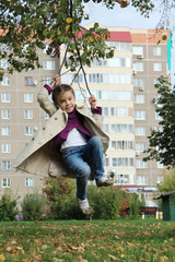 little girl in the autumn park