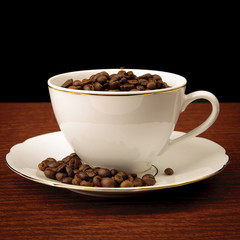 Aracica coffe on wooden table