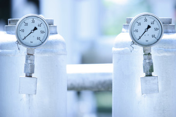 Industrial pressure meter with tank