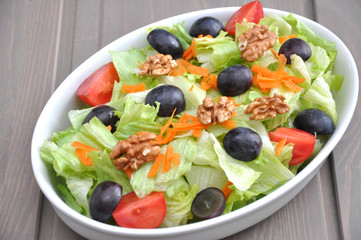 Herbstlicher Salat mit Trauben und Nüssen Querformat