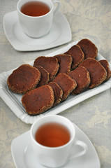 Zwei Teetassen mit Chocolate Shortbread Cookies