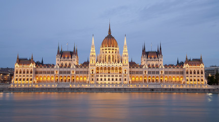 Fototapeta na wymiar Budapeszt - parlament w zmierzchu