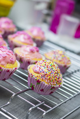 Frisch gebackene Kuchen mit bunten Zuckerstreuseln