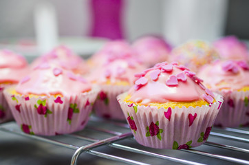 Glasierte Muffins mit Zuckerstreuseln