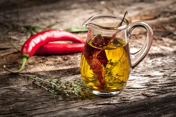 Crédence de cuisine en verre imprimé Aromatique Olive oil with spice and herbs