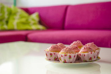 Leckere Mini-Kuchen mit Zuckerstreuseln