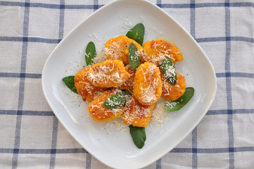 Kürbisgnocchi mit Salbei