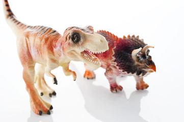 白背景に恐竜の玩具