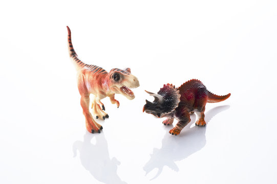 白背景に恐竜の玩具