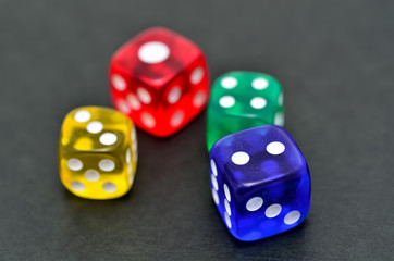 カラフルなダイス　黒バック