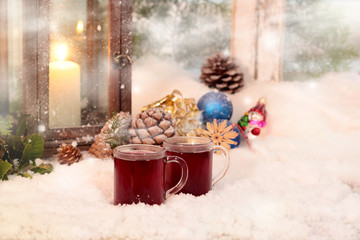 2 Teegläser im Schnee mit Deko