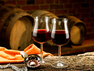 bicchieri di vino rosso e tastevin ambientati