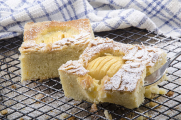 frisch gebackener Apfelkuchen mit  Puderzucker