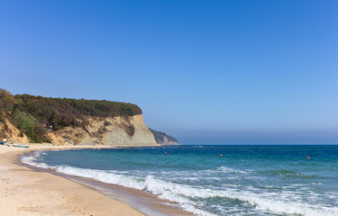 Fototapeta na wymiar Piękna plaża i skaliste wybrzeże