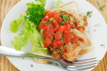 Putensteak mit Tomatensugo