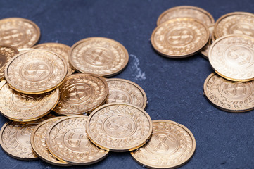 Ein Schiefertableau mit k&uuml;nstlichen Goldm&uuml;nzen