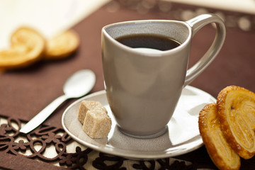 Kawa z ciastkiem francuskim