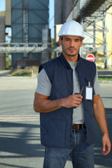 Obraz premium Worker surveying site