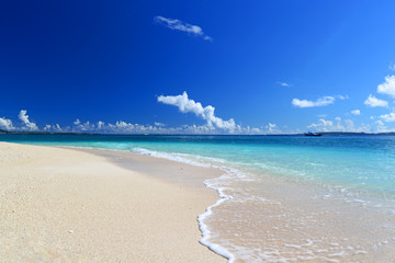 Obraz premium 南国沖縄の綺麗な珊瑚の海と夏空