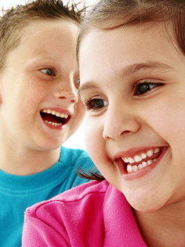Retrato de dos niños felices.