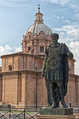 Fototapeta na wymiar Cesar Augustus i ruiny w Rzymie
