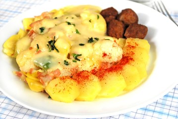 Blumenkohlauflauf mit Fleischbällchen