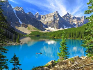 Foto op Plexiglas Canada Levendige tinten van Lake Moraine in Banff National Park, Canada