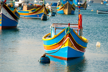 Fototapeta na wymiar Kolorowe łodzie, Malta