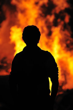 Hombre observa incendio con impotencia