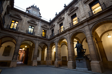 Fototapeta na wymiar Sevilla University budynek