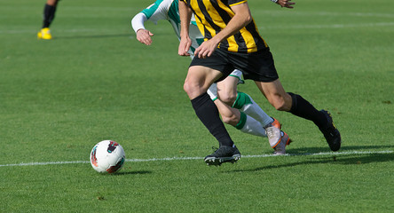 Jugadores de fútbol jugando el balón