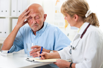 Ärztin berät einen älteren Patienten