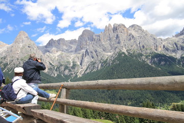 Fototapeta na wymiar Piesi relaks - panoramę Dolomitów
