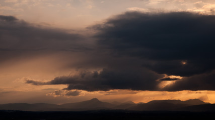 Fototapeta na wymiar Highlands na zachód słońca