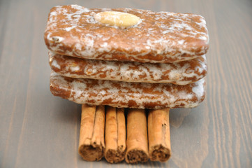 Lebkuchen und Zimtstangen