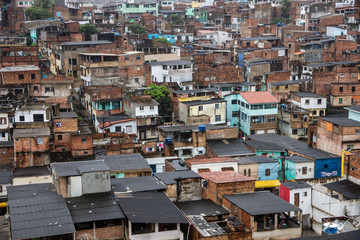 Favela en brasil, toma aérea.