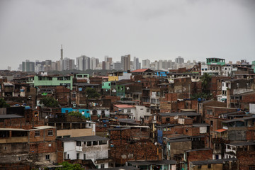 contraste favela y ciudad