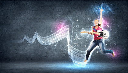 Fototapeta na wymiar młoda kobieta gra na gitarze elektro i skakanie