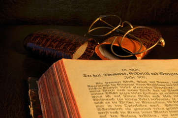 Antikes Buch offen mit Brille