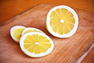 Fototapeta na wymiar The lemon cut on chopping board