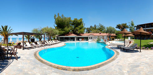 Fototapeta na wymiar Panorama basenu przy plaży w nowoczesny i luksusowy hotel, H