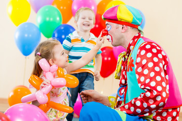Obraz na płótnie Canvas szczęśliwe dzieci i klaun na urodziny