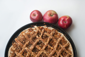 Freshly baked apple pie with apples