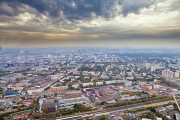 Fototapeta na wymiar panorama z ciemnych żółtych chmur ramach jesiennej Moskwie