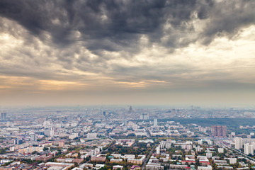 Fototapeta na wymiar ciemnożółte szare chmury w ramach jesiennej Moskwie