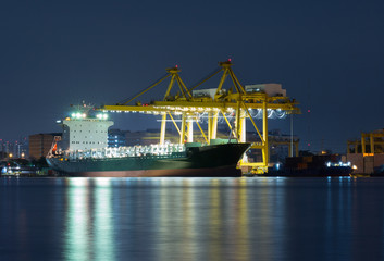 Fototapeta na wymiar Statek towarowy Kontener z pracy żurawia mostu shipya