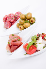 gemischte vorspeisenplatte mit parma parmesan tomaten oliven auf